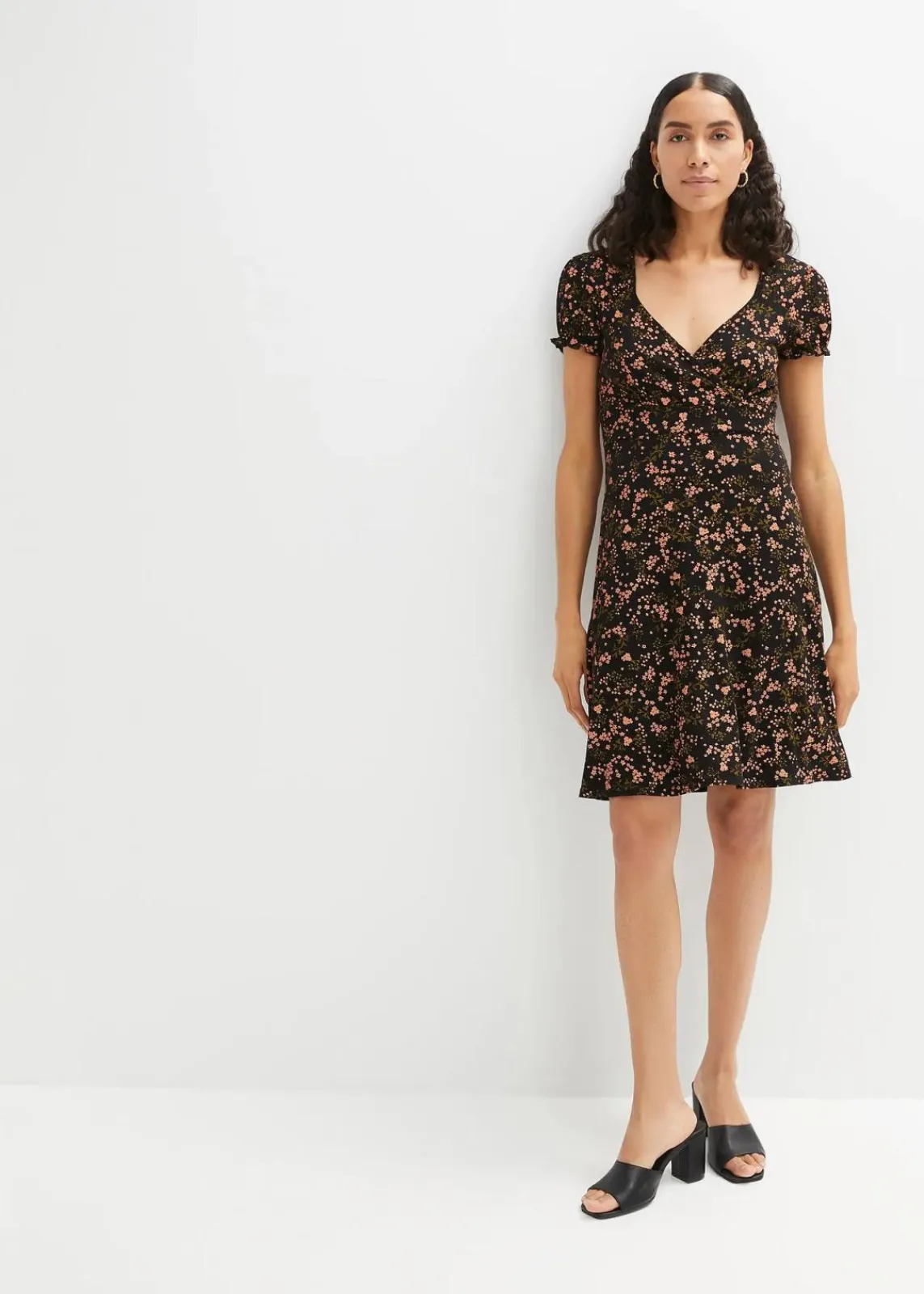 bonprix Nachhaltigere Materialien|Kleider^Jerseykleid aus Viskose-Mix schwarz floral