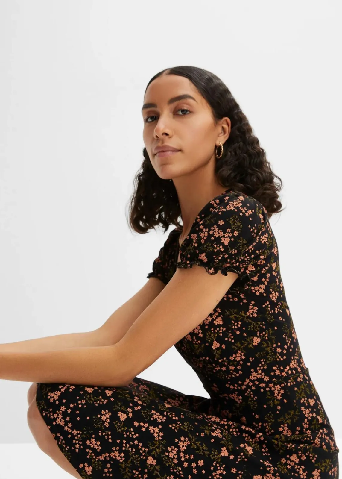 bonprix Nachhaltigere Materialien|Kleider^Jerseykleid aus Viskose-Mix schwarz floral