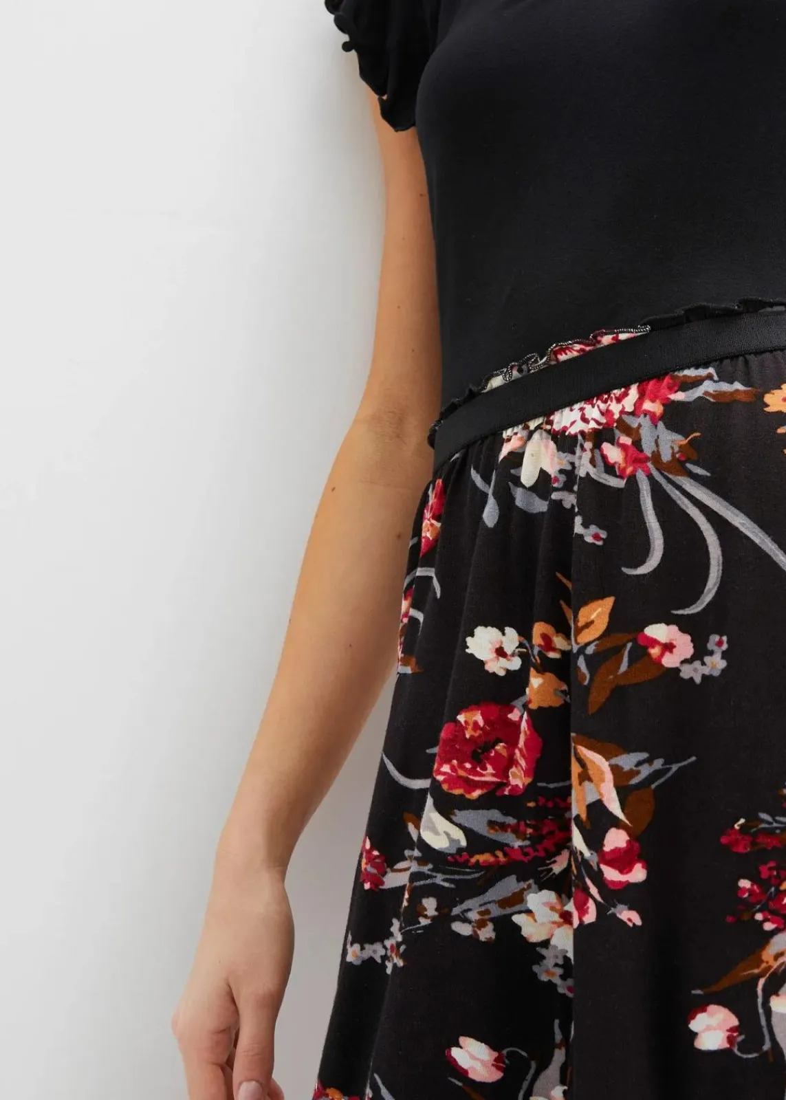 bonprix Nachhaltigere Materialien|Kleider^Jerseykleid aus Viskose-Mix schwarz floral