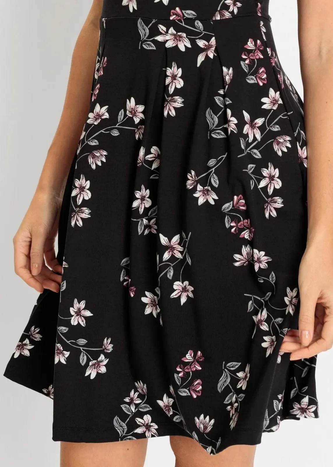 bonprix Kleider|Nachhaltigere Materialien^Jerseykleid aus Viskose-Mix schwarz geblümt