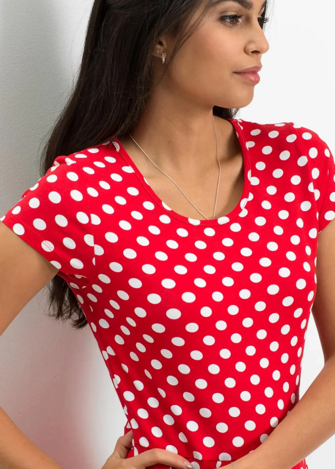 bonprix Kleider|Nachhaltigere Materialien^Jerseykleid aus Viskose-Mix erdbeere/weiß gepunktet