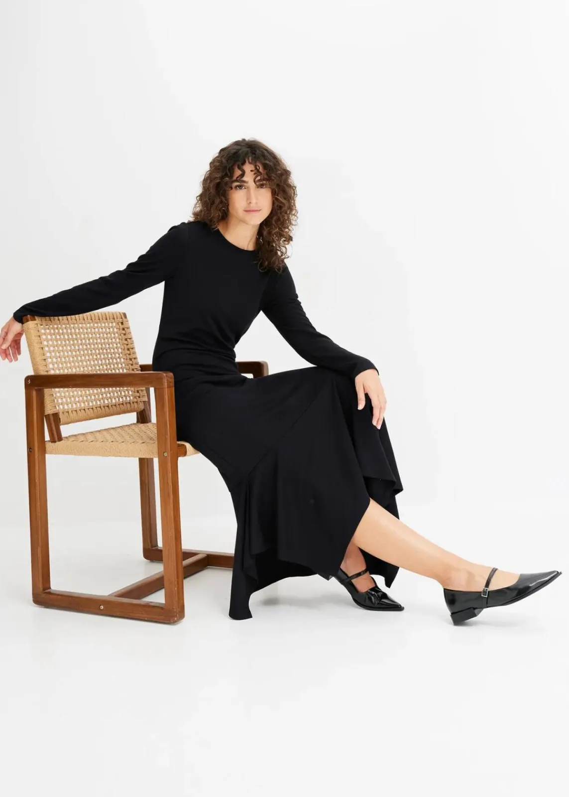 bonprix Bekleidung·Pullover & Strickjacken|Kleider^Jerseykleid mit asymmetrischem Saum schwarz