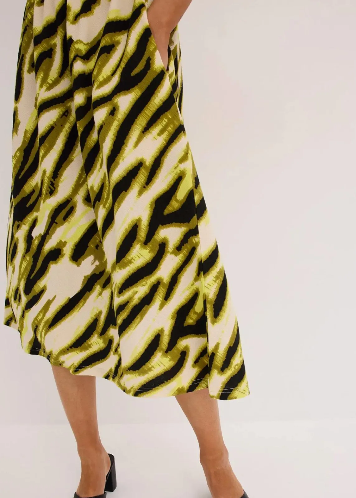 bonprix Bekleidung·Pullover & Strickjacken|Kleider^Jerseykleid mit Smock naturbeige/schwarz zebra bedruckt