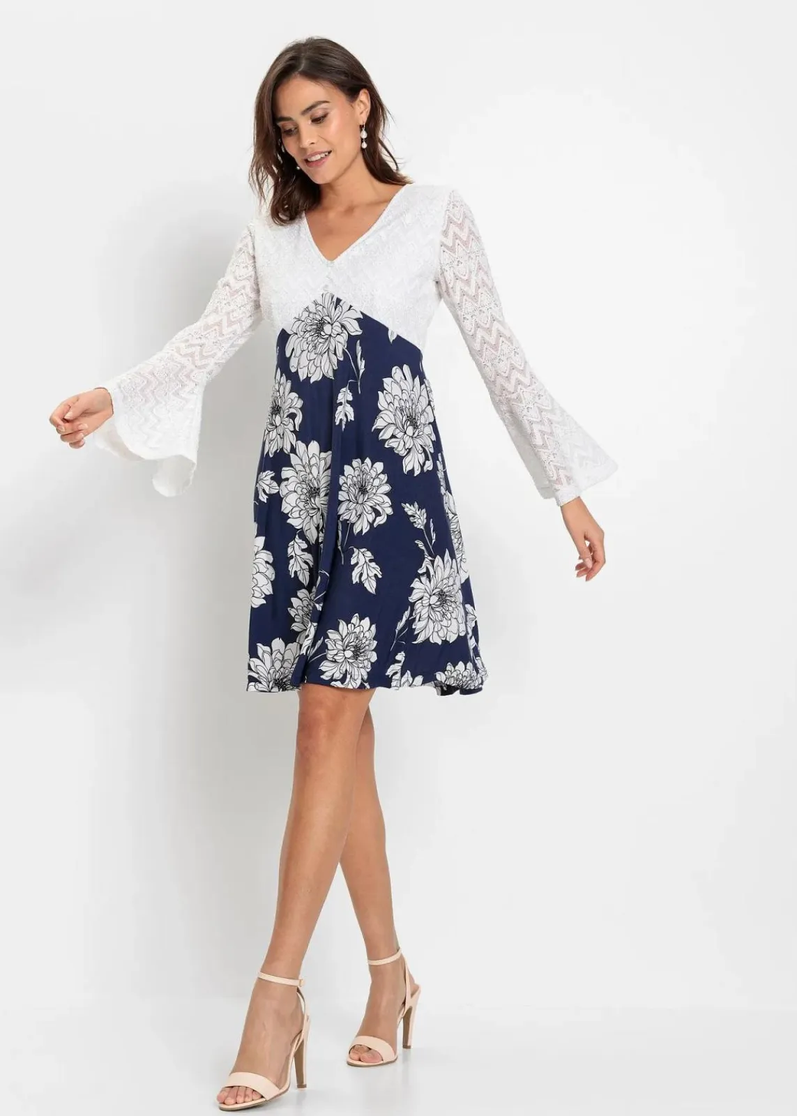 bonprix Kleider^Jerseykleid mit Spitze creme/blau floral