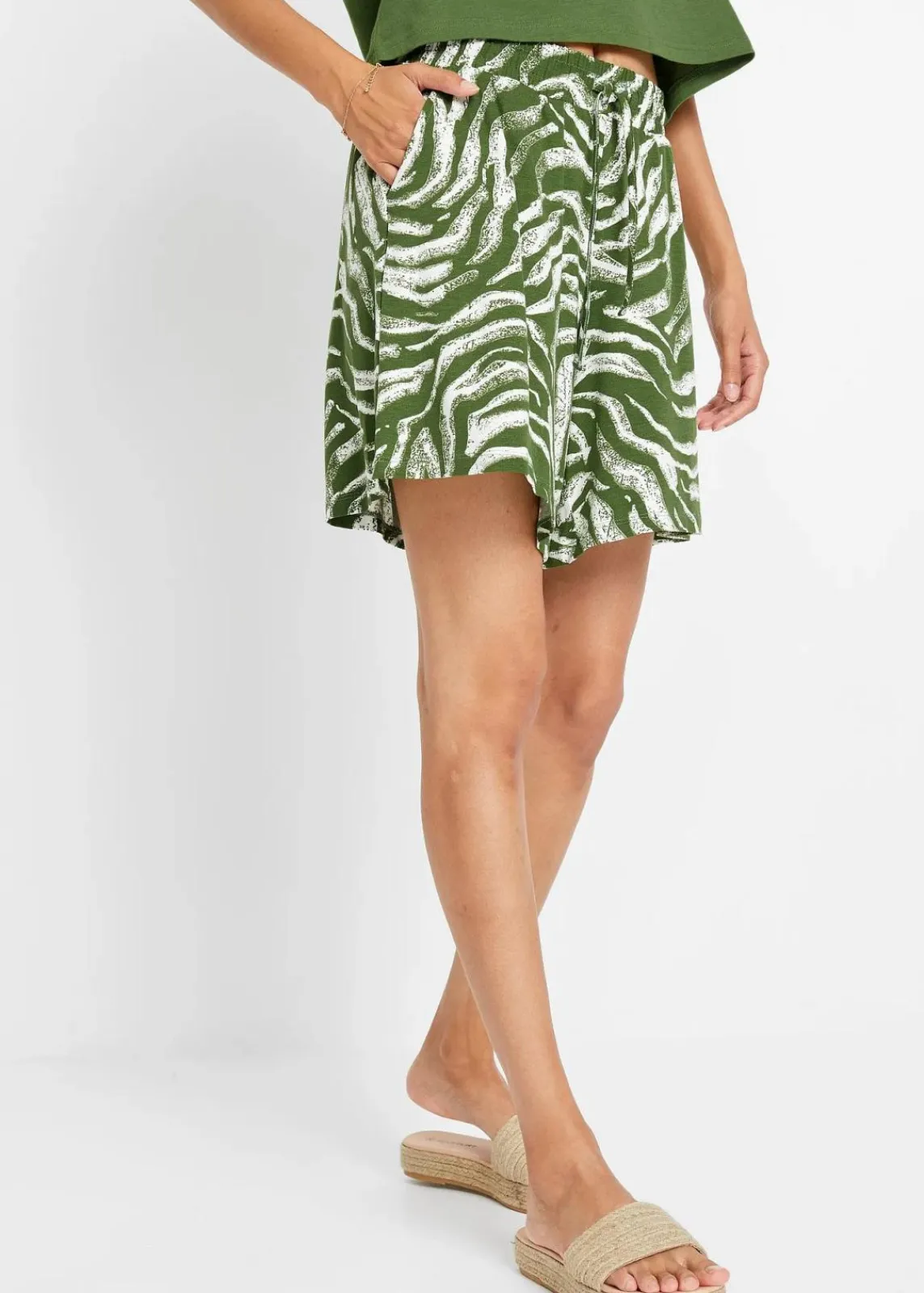 bonprix Nachhaltigere Materialien|Hosen^Jersey-Shorts aus softem Viskose-Mix forstgrün/wollweiß zebra bedruckt