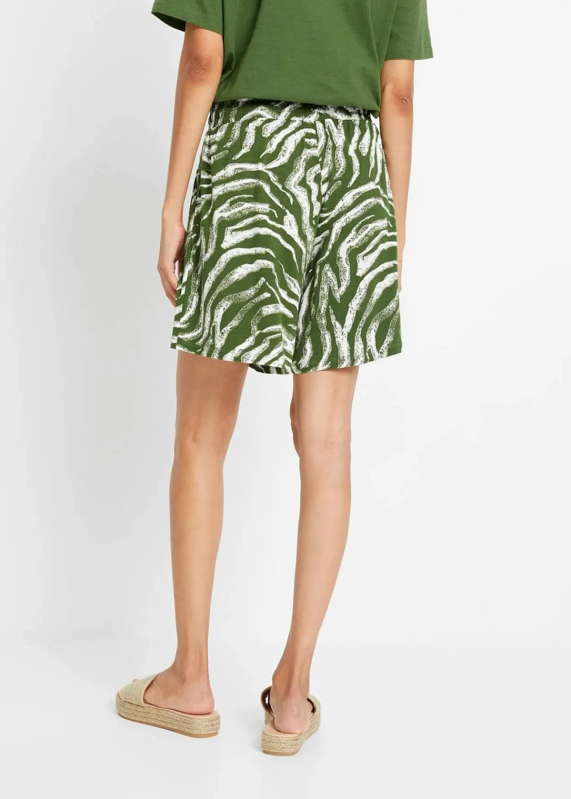 bonprix Nachhaltigere Materialien|Hosen^Jersey-Shorts aus softem Viskose-Mix forstgrün/wollweiß zebra bedruckt