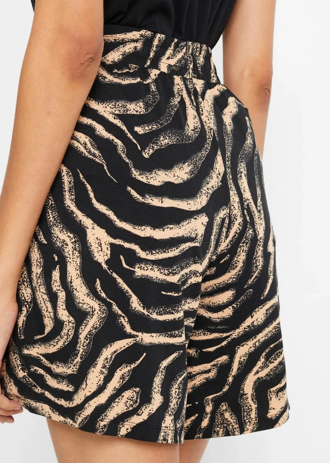bonprix Bekleidung·Outdoorbekleidung|Bekleidung·Kleider^Jersey-Shorts aus softem Viskose-Mix schwarz/latte macchiato zebra bedruckt