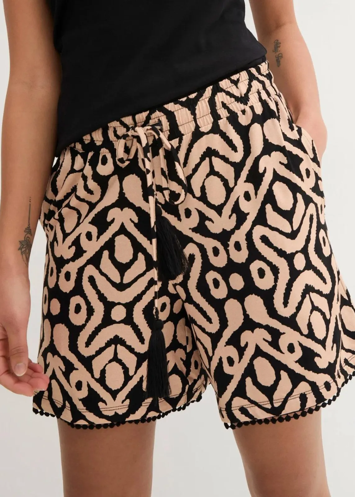 bonprix Bekleidung·Outdoorbekleidung|Bekleidung·Kleider^Jersey-Shorts aus softem Viskose-Mix schwarz/softbeige bedruckt
