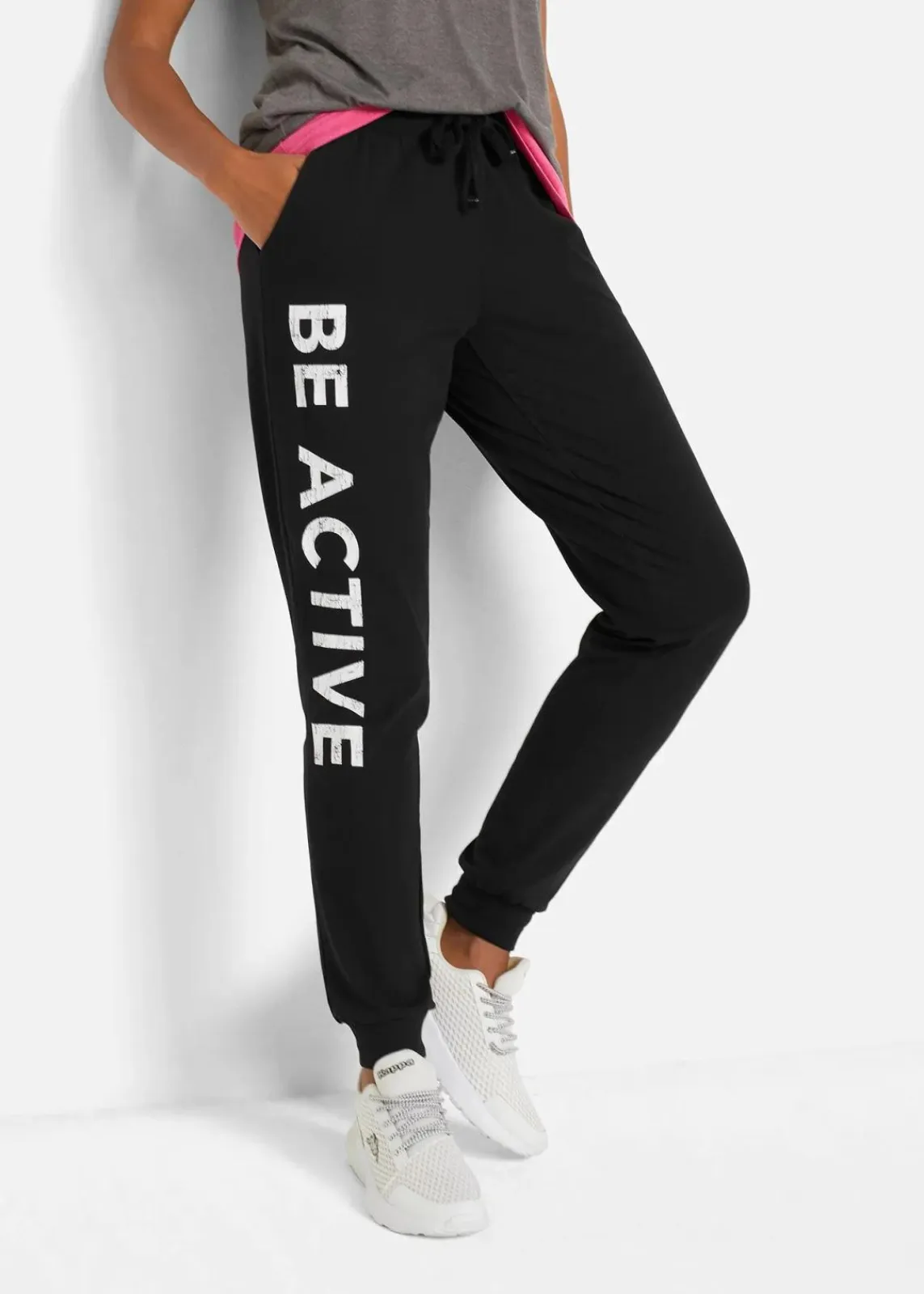 bonprix Bekleidung·Sweat|Bekleidung·Blusen & Tuniken^Jogginghose aus Baumwolle mit Druck, Loose Fit schwarz/weiß bedruckt