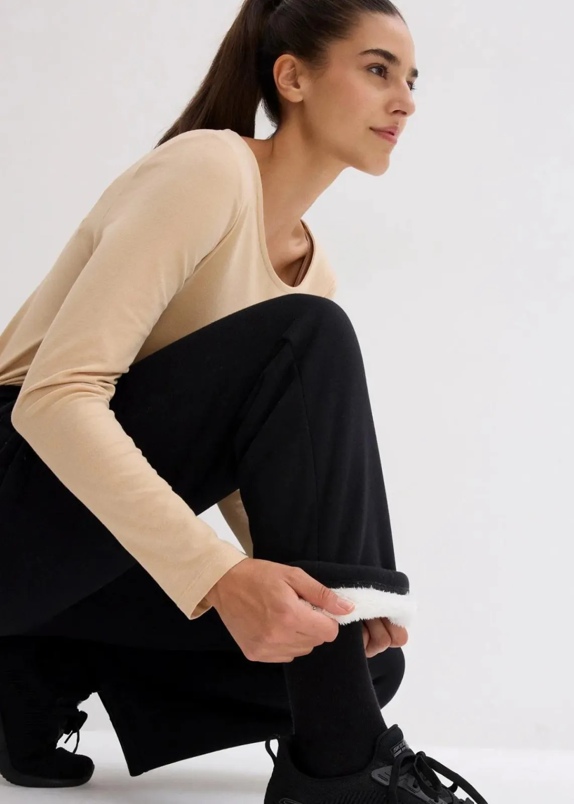 bonprix Bekleidung·Blusen & Tuniken|Bekleidung·Kleider^Jogginghose mit Teddyfleece-Futter, weit geschnitten schwarz