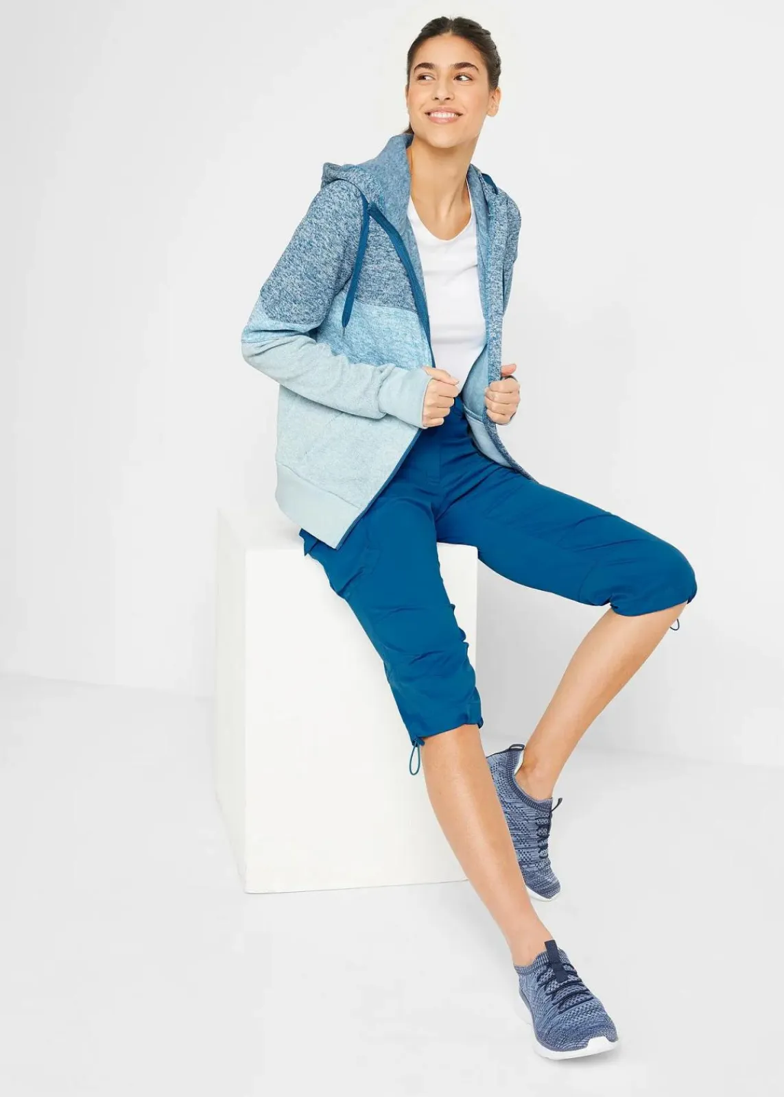 bonprix Bekleidung·Blusen & Tuniken|Nachhaltigere Materialien^Kapuzen-Sweatjacke atlantikblau meliert