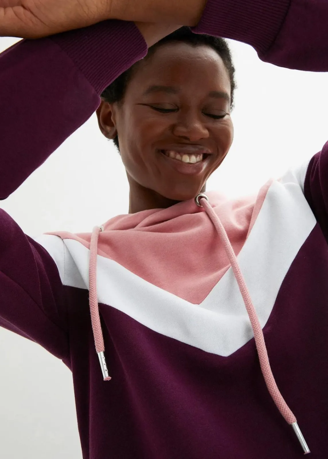 bonprix Bekleidung·Blusen & Tuniken|Nachhaltigere Materialien^Kapuzensweatshirt mit großem Kragen holunderbeere