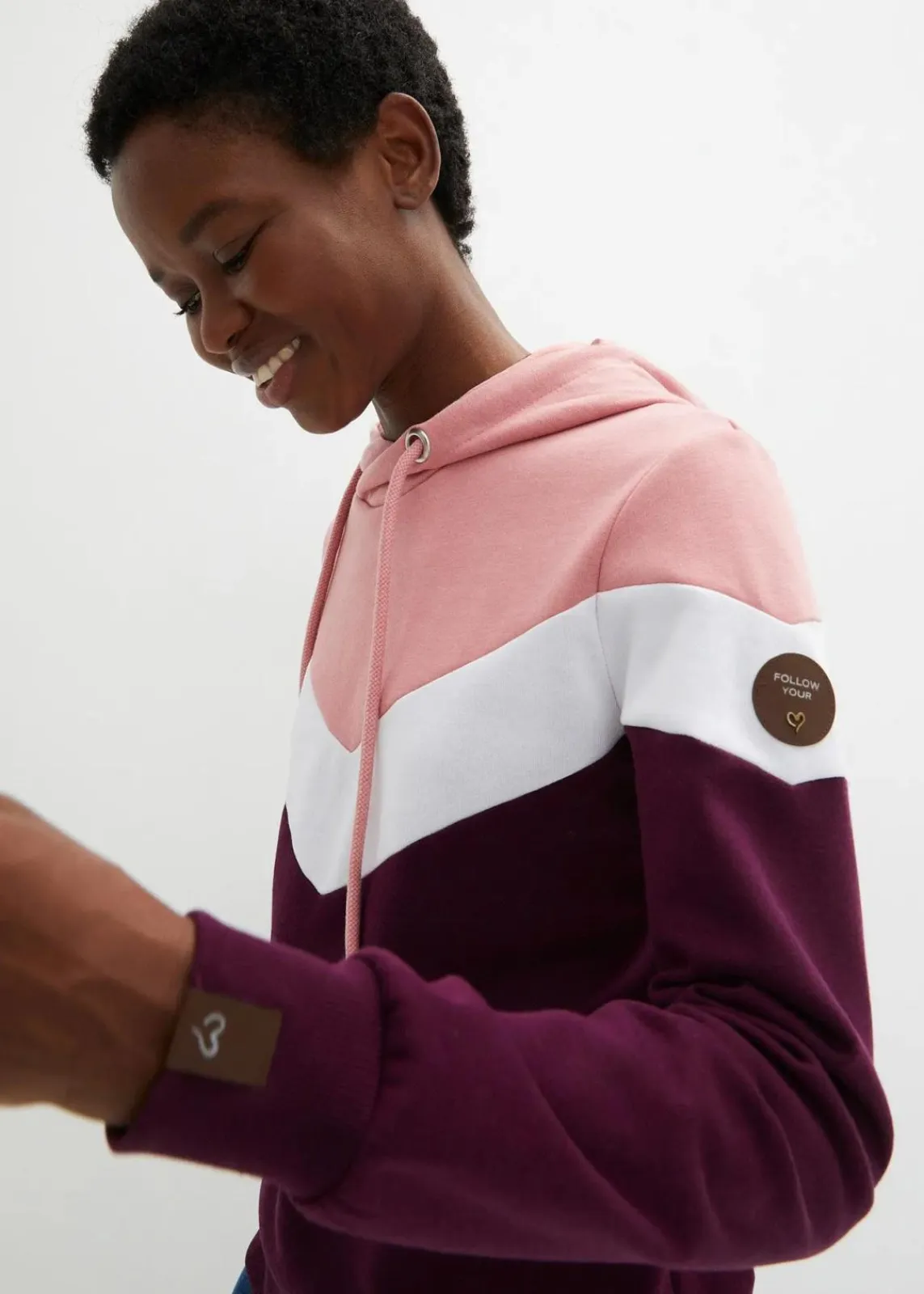 bonprix Bekleidung·Blusen & Tuniken|Nachhaltigere Materialien^Kapuzensweatshirt mit großem Kragen holunderbeere