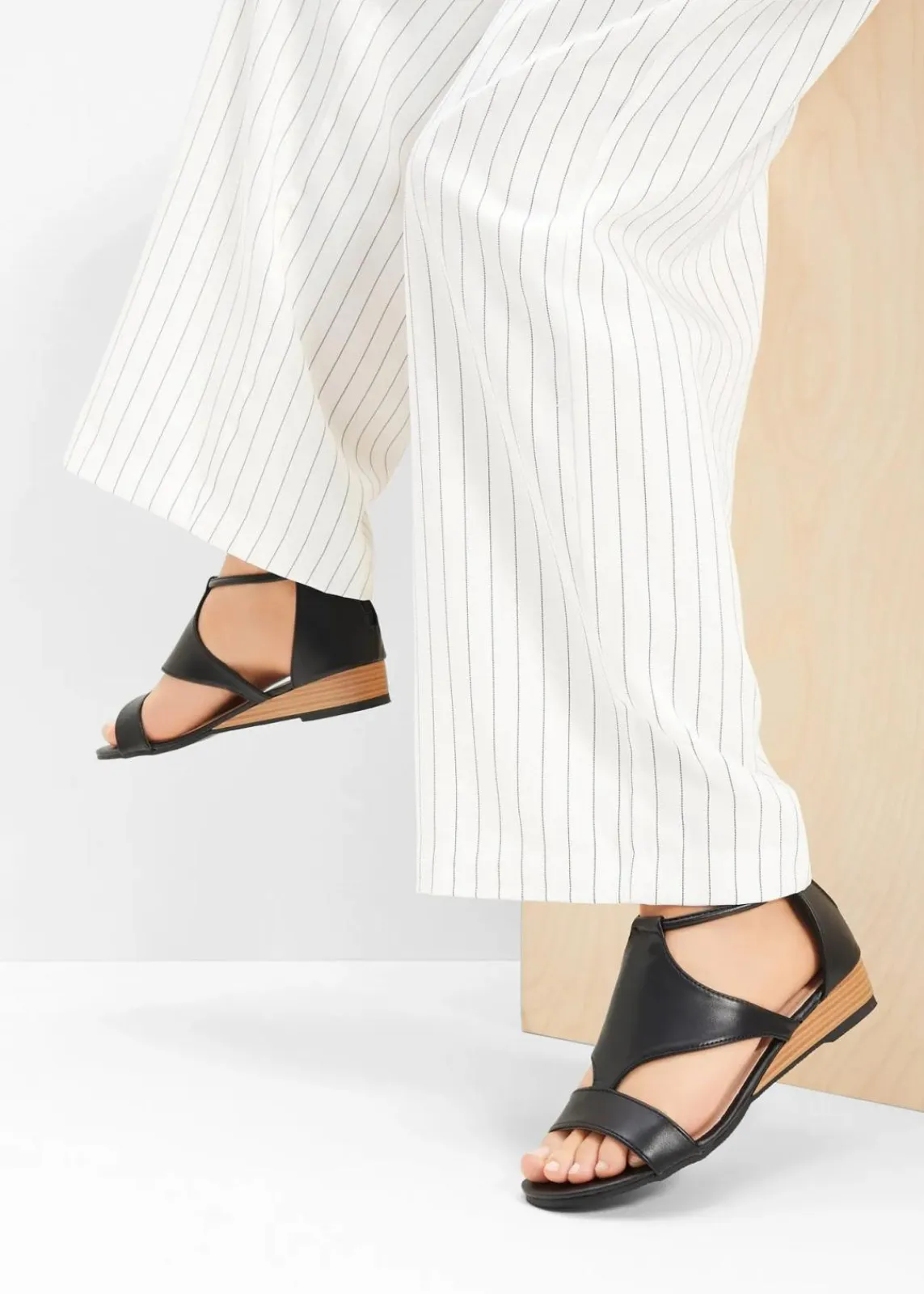 bonprix Sommerschuhe|Schuhe & Accessoires In Spezialgrößen·Elastischer Schaft^Keilsandaletten mit Reißverschluss schwarz