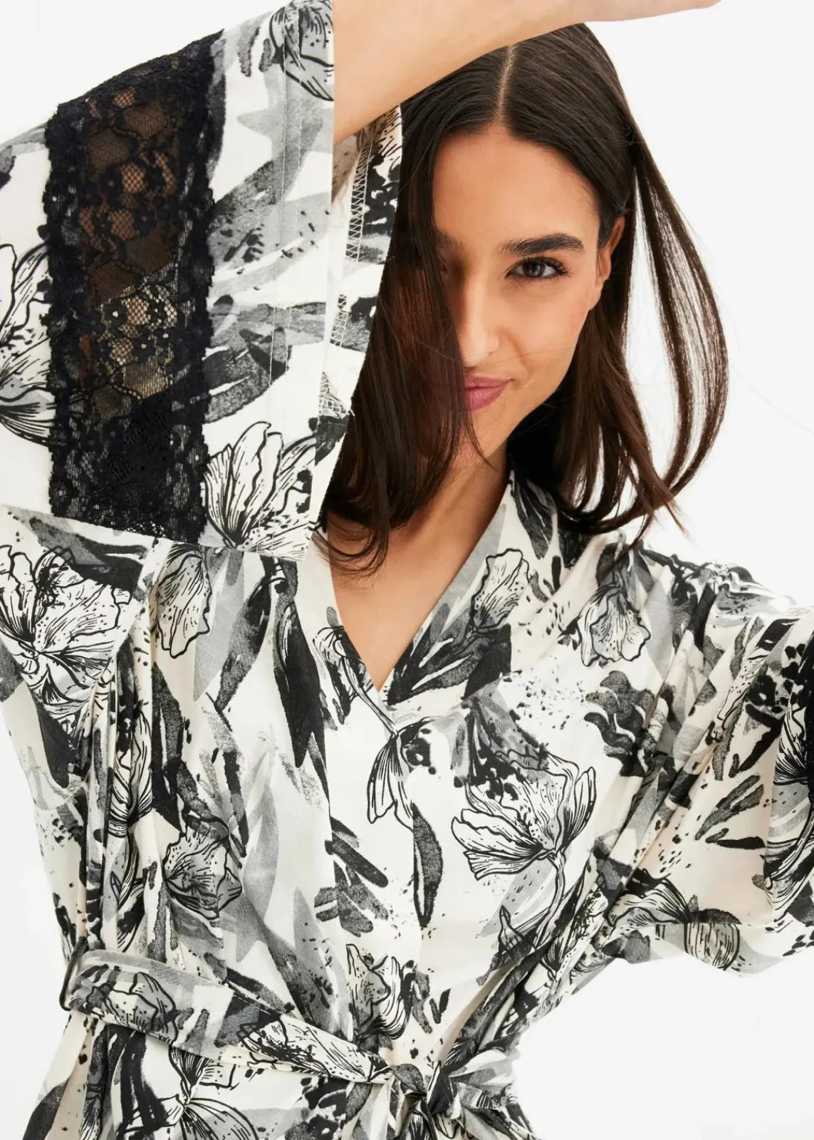 bonprix Wäsche·Bademäntel|Bademäntel^Kimono Bademantel aus softem Viskose-Mix naturbeige/schwarz geblümt