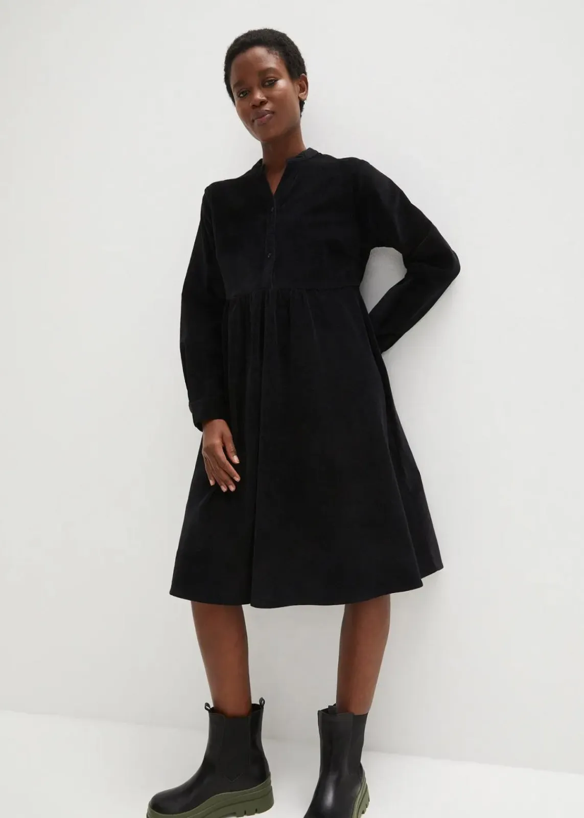 bonprix Kleider|Bekleidung·Pullover & Strickjacken^Kleid aus Baumwollcord schwarz