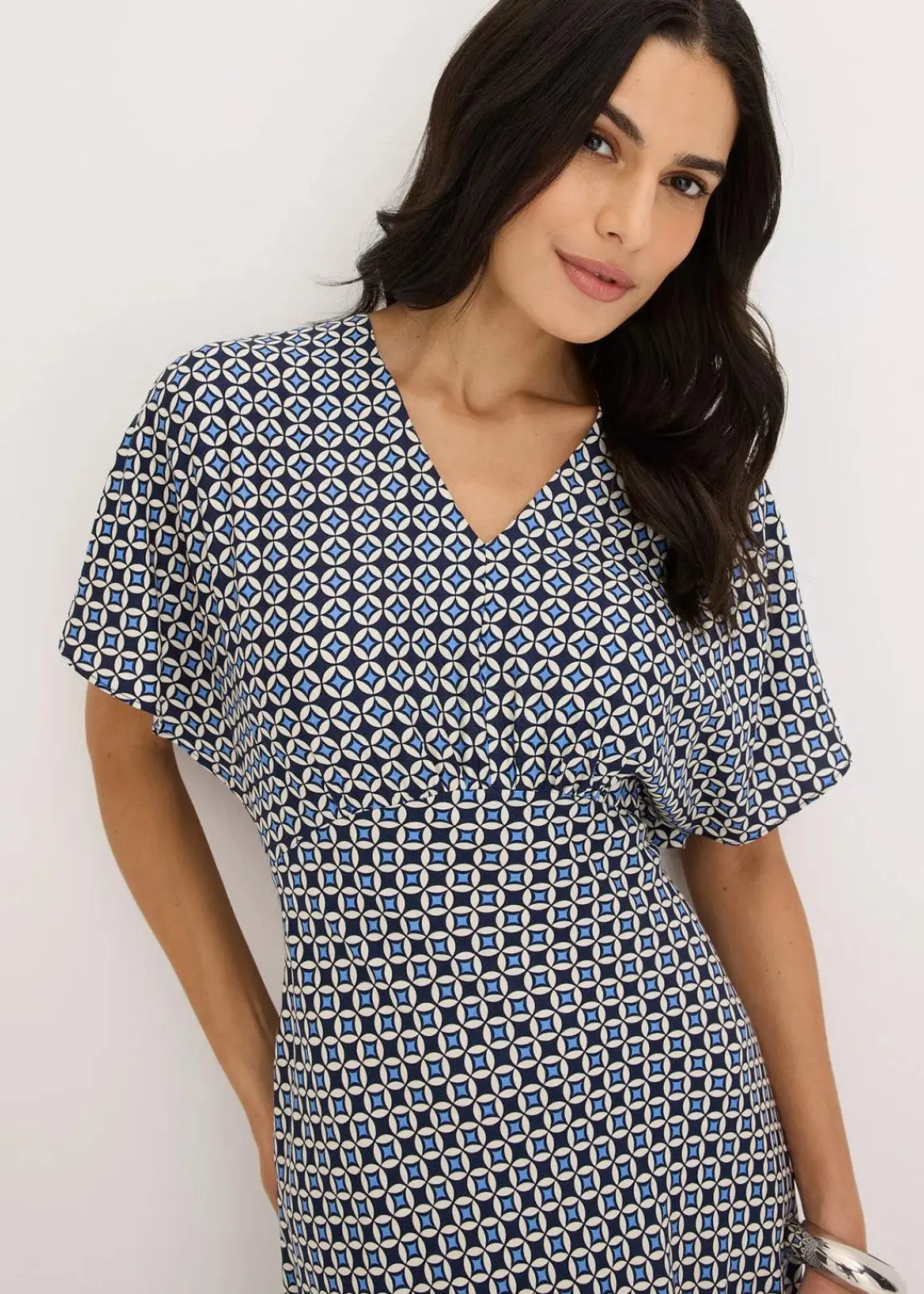 bonprix Bekleidung·Pullover & Strickjacken|Kleider^Kleid aus fließender Viskose naturbeige/dunkelblau/mittelblau graphisch bedruckt