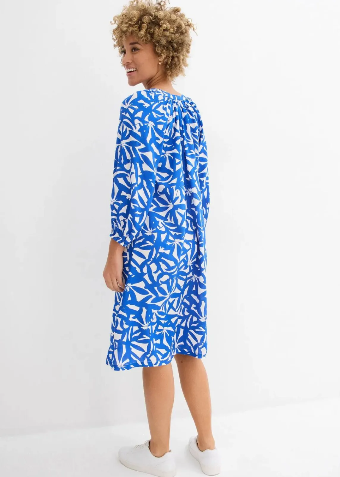 bonprix Kleider|Bekleidung·Pullover & Strickjacken^Kleid aus fließender Viskose arktikblau bedruckt