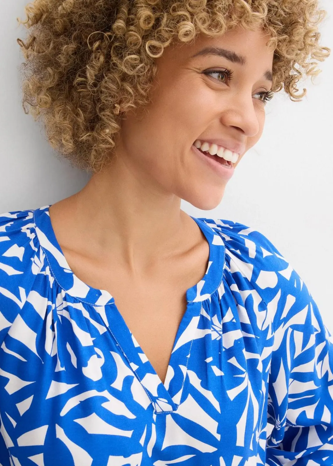 bonprix Kleider|Bekleidung·Pullover & Strickjacken^Kleid aus fließender Viskose arktikblau bedruckt