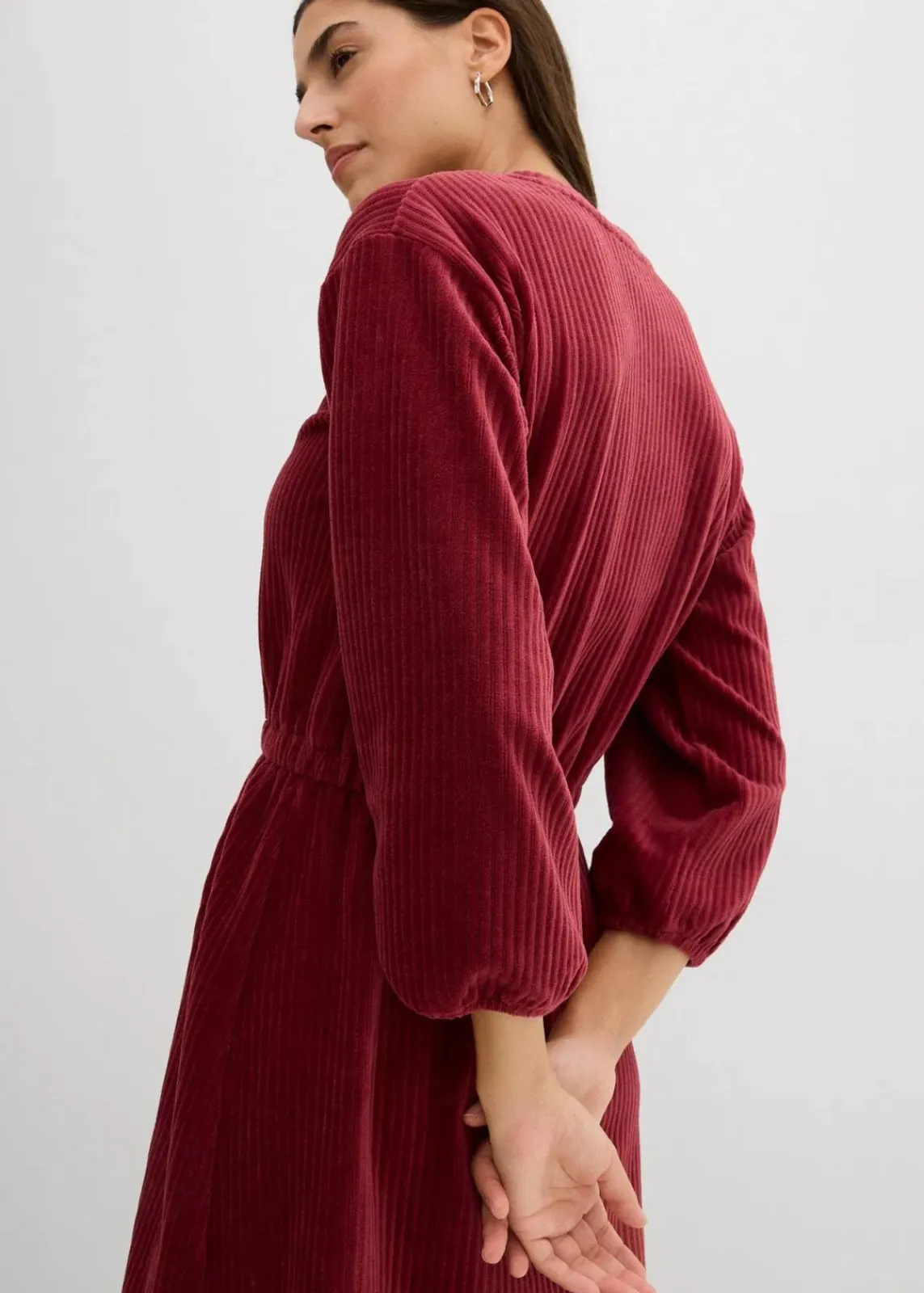 bonprix Kleider|Bekleidung·Pullover & Strickjacken^Kleid aus Jersey-Cord rubinrot