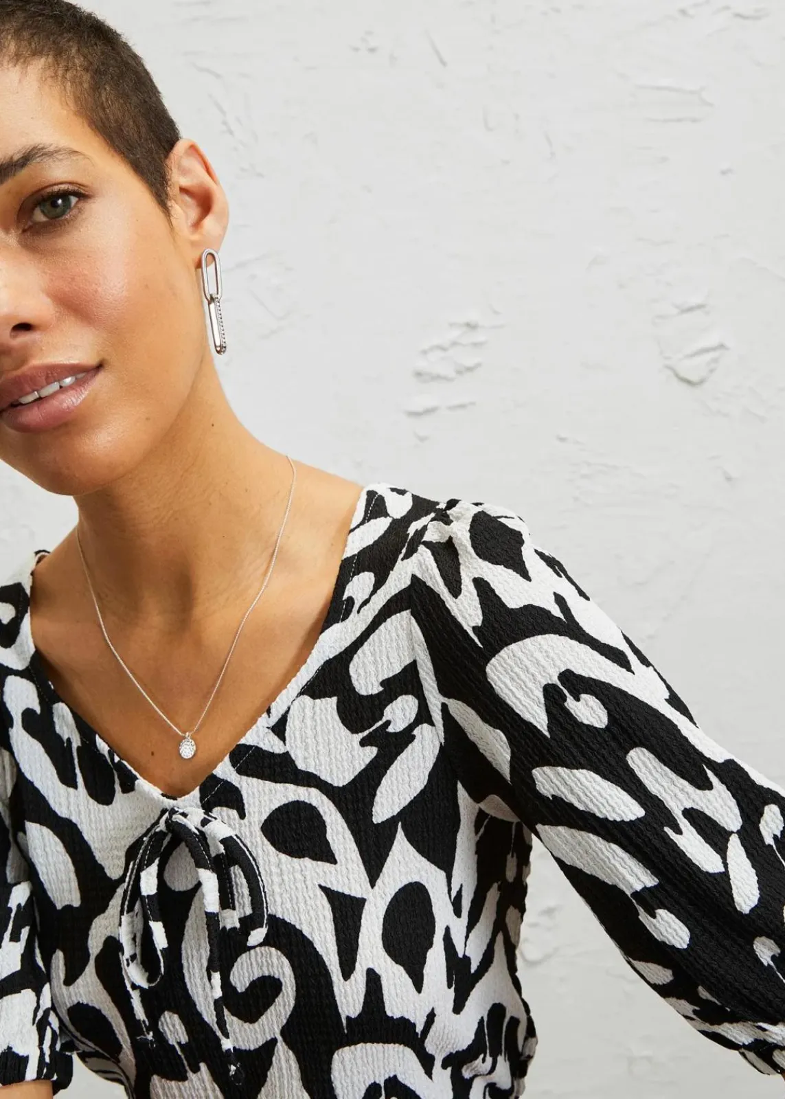 bonprix Bekleidung·Pullover & Strickjacken|Kleider^Kleid aus Jersey-Crêpe mit langem Schlitz schwarz/wollweiß bedruckt