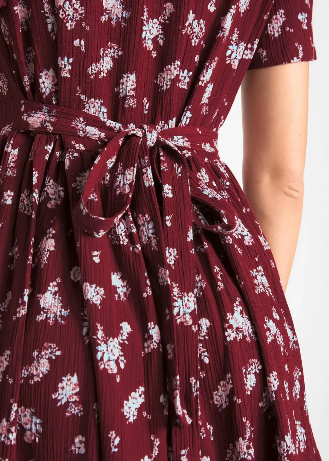 bonprix Kleider|Bekleidung·Pullover & Strickjacken^Kleid mit kurzen Ärmeln bordeaux geblümt
