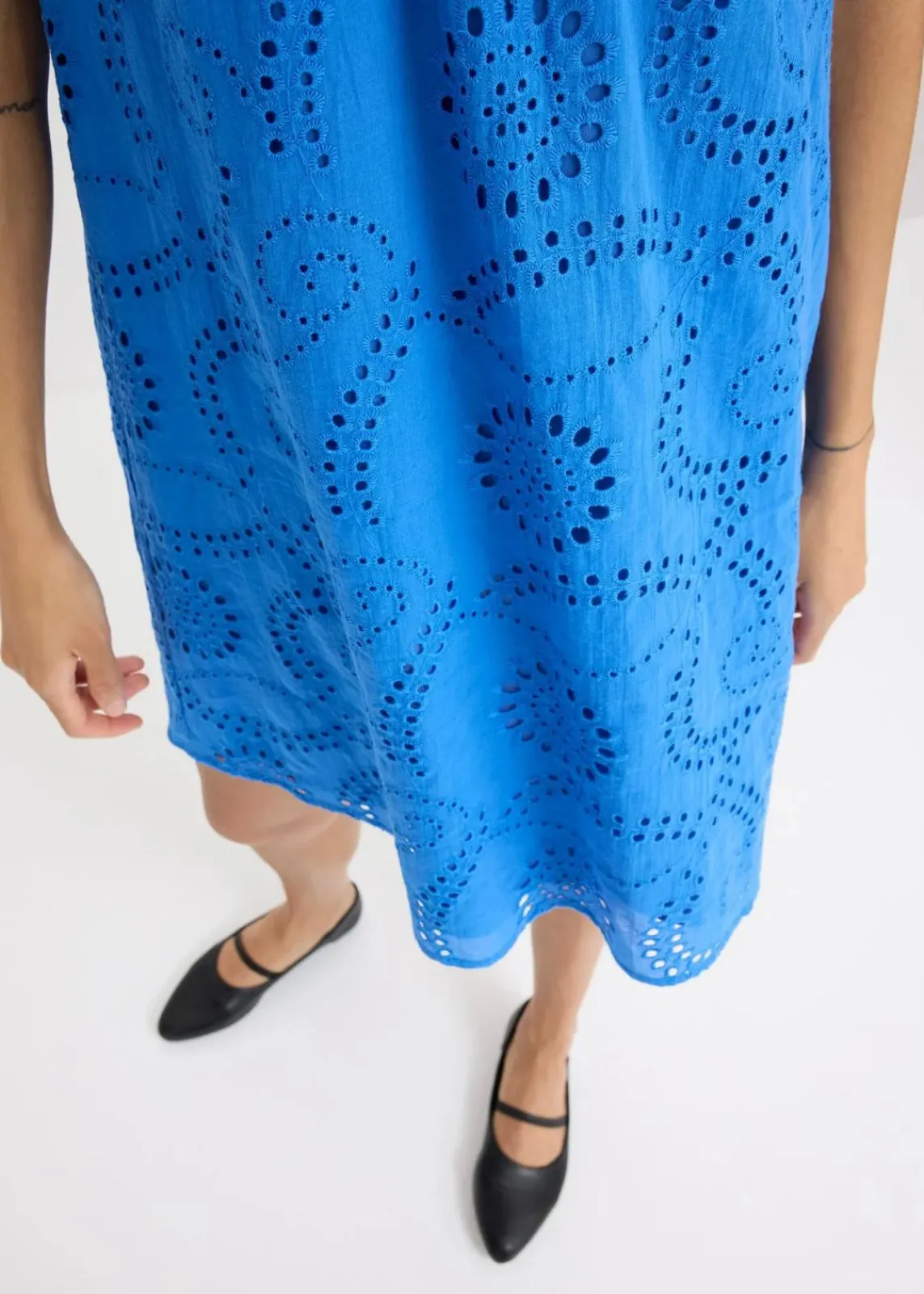 bonprix Kleider^Kleid mit Lochstickerei gletscherblau