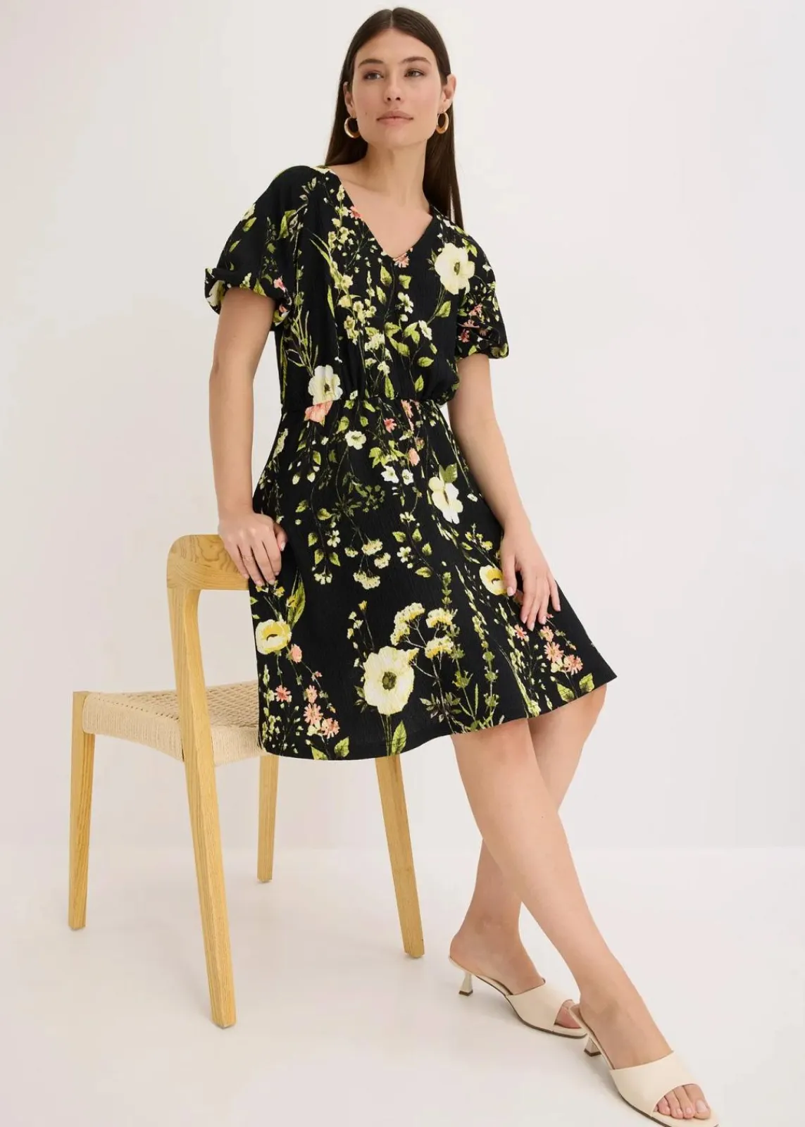 bonprix Bekleidung·Pullover & Strickjacken|Kleider^Kleid mit Puffärmeln schwarz floral