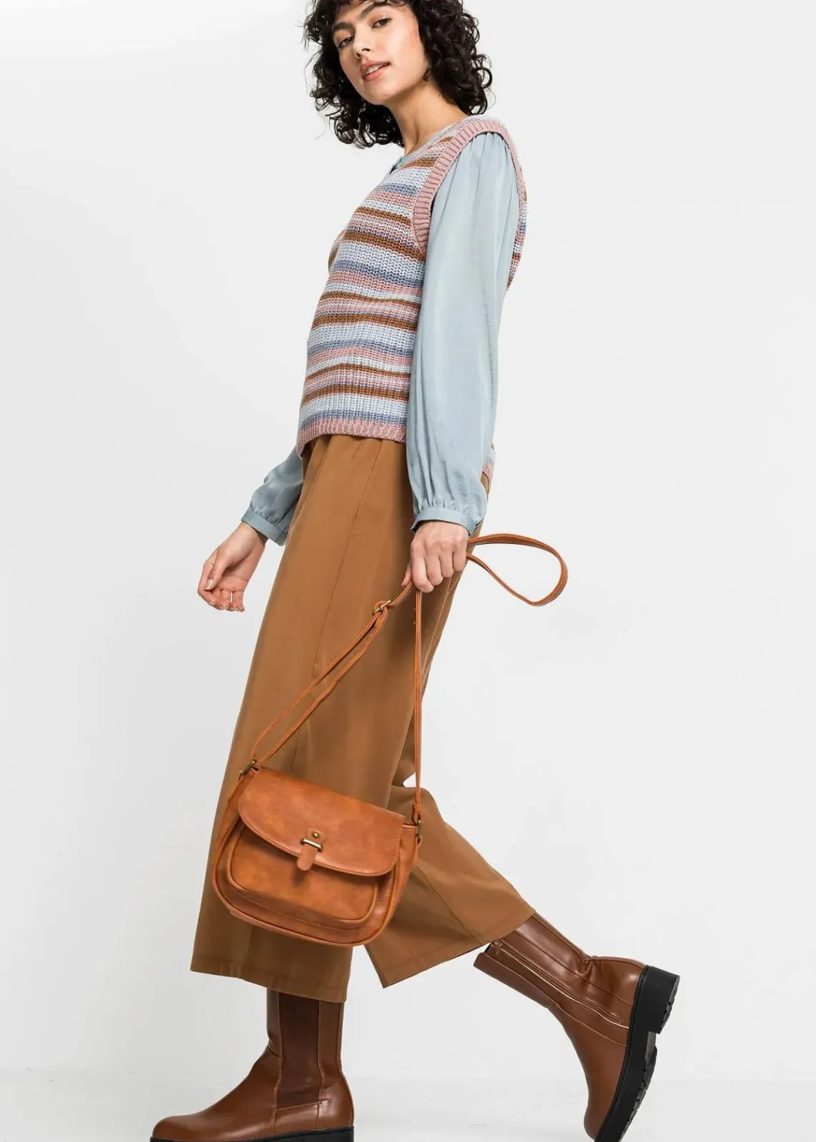 bonprix Taschen^kleine Umhängetasche mit Schnallendetail cognac