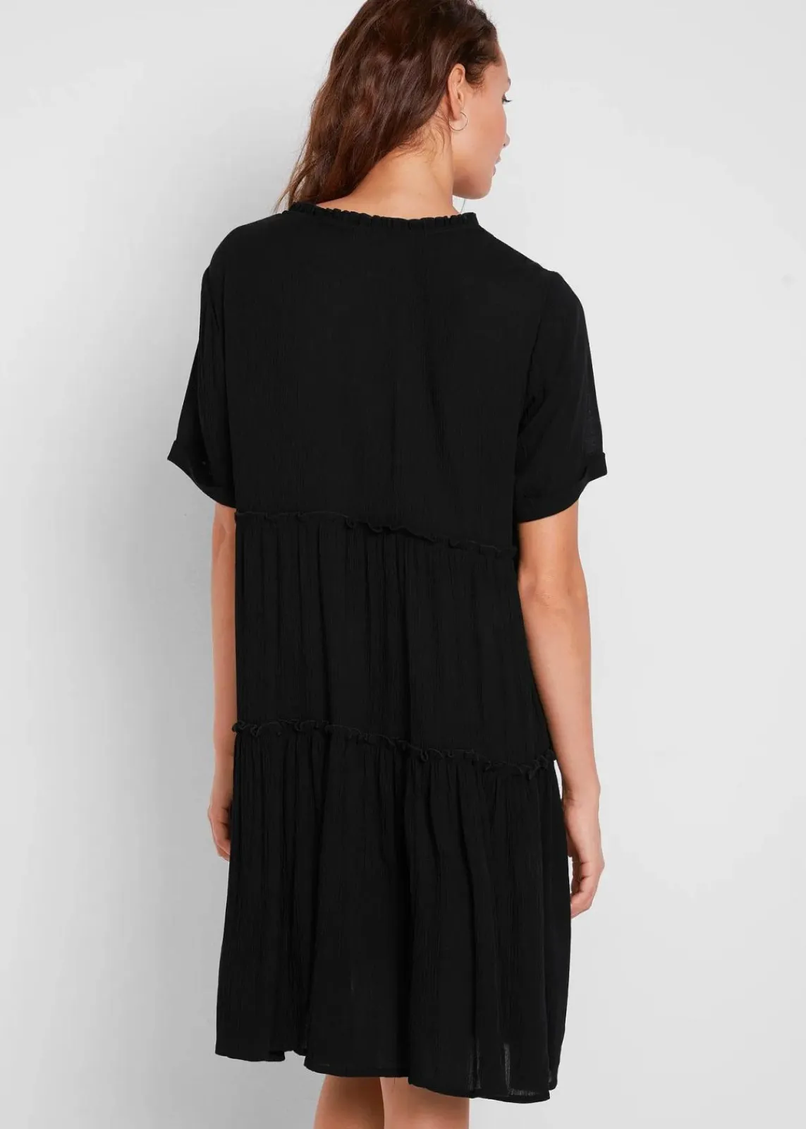 bonprix Bekleidung·Pullover & Strickjacken|Kleider^Knieumspielendes Viskose-Crinkle-Kleid mit Ausschnittdetail schwarz