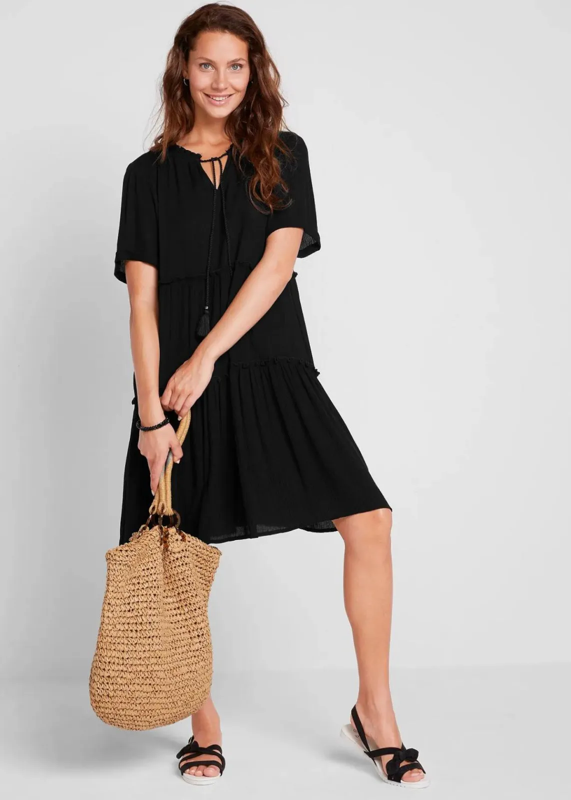 bonprix Bekleidung·Pullover & Strickjacken|Kleider^Knieumspielendes Viskose-Crinkle-Kleid mit Ausschnittdetail schwarz