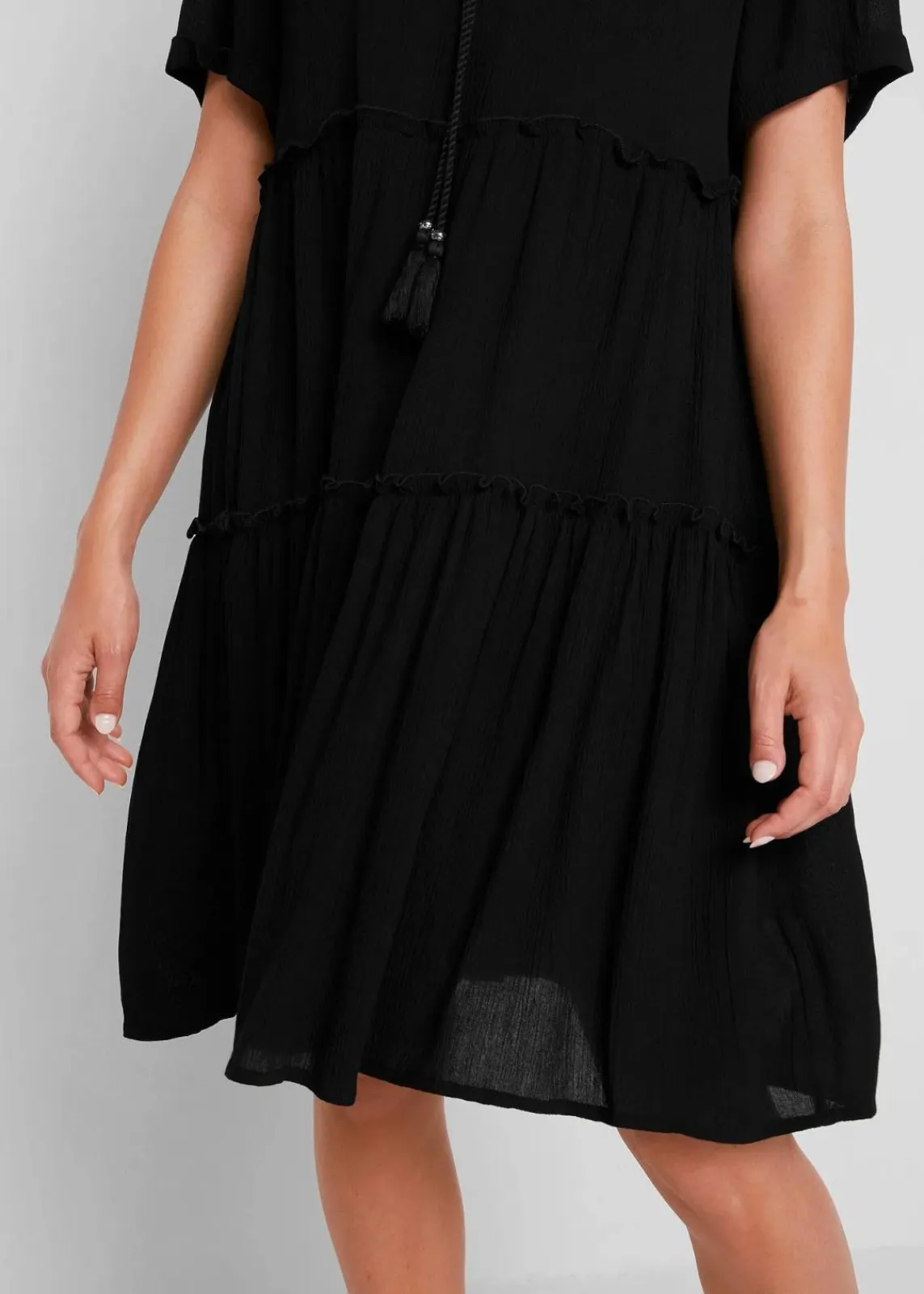 bonprix Bekleidung·Pullover & Strickjacken|Kleider^Knieumspielendes Viskose-Crinkle-Kleid mit Ausschnittdetail schwarz