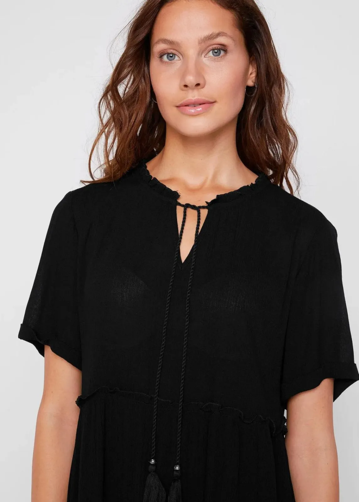bonprix Bekleidung·Pullover & Strickjacken|Kleider^Knieumspielendes Viskose-Crinkle-Kleid mit Ausschnittdetail schwarz