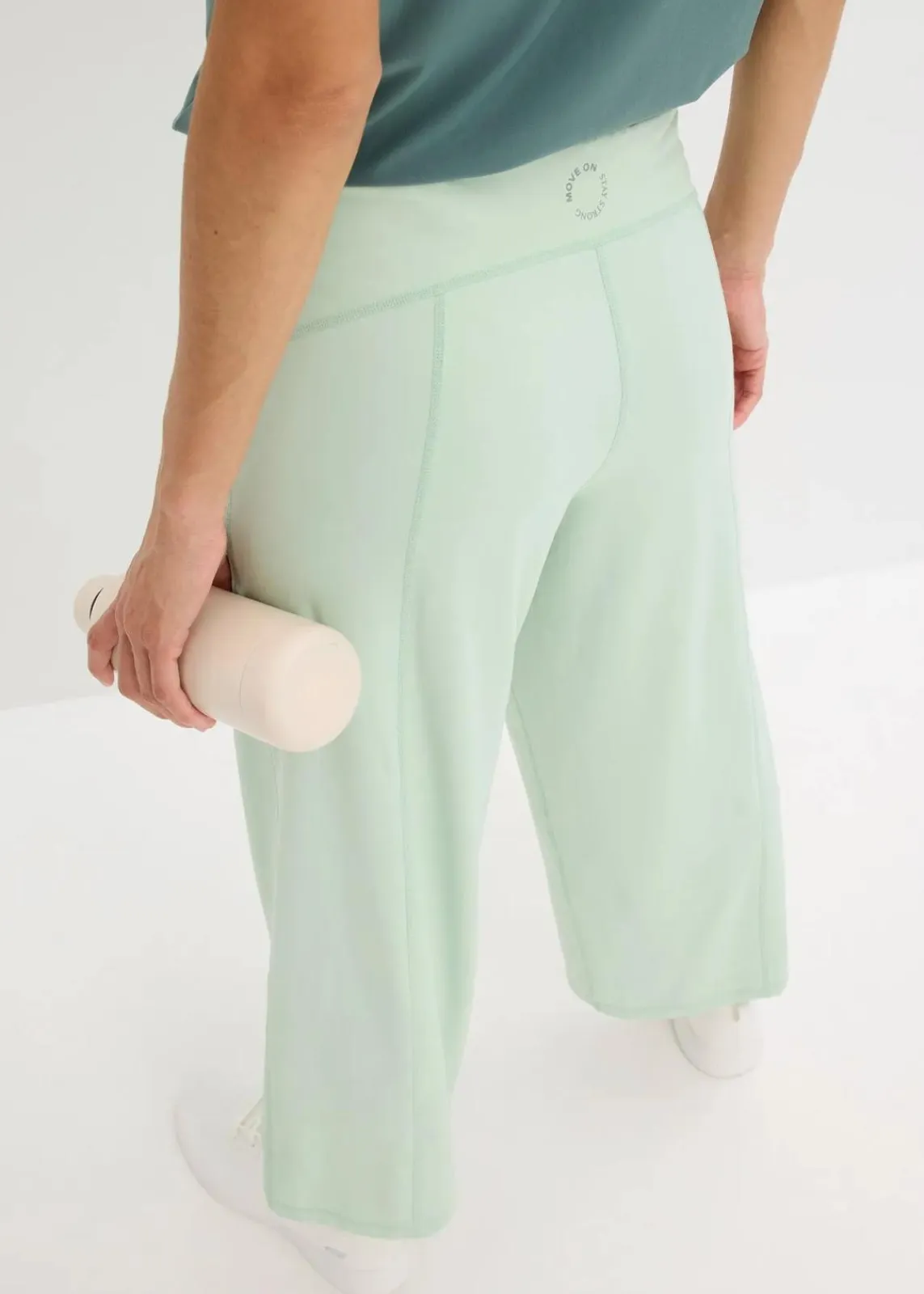 bonprix Sportbekleidung|Hosen^Komfort-Sporthose mit weitem Bein, schnelltrocknend hellschilf