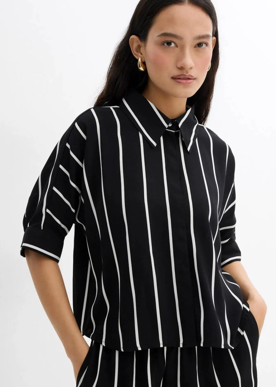 bonprix Bekleidung·Jacken & Mäntel|Blusen & Tuniken^Kurzarmbluse aus strukturiertem Crêpe schwarz/wollweiß gestreift