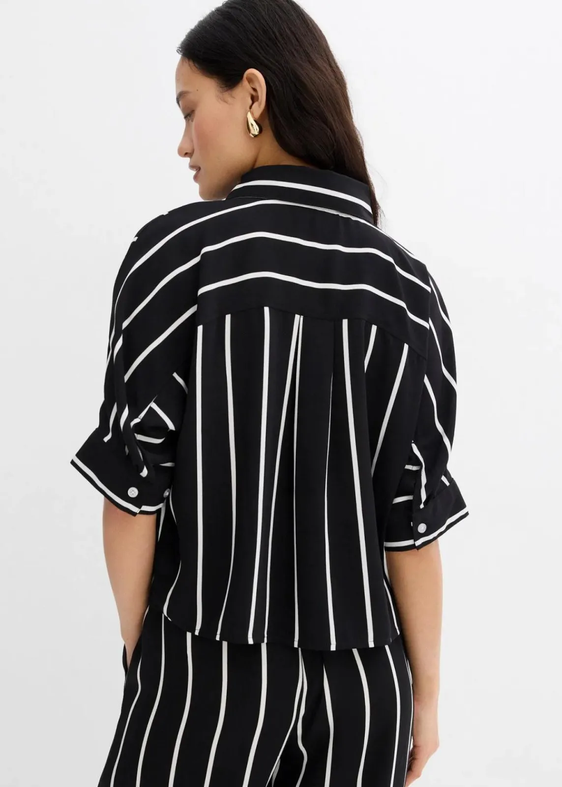 bonprix Bekleidung·Jacken & Mäntel|Blusen & Tuniken^Kurzarmbluse aus strukturiertem Crêpe schwarz/wollweiß gestreift