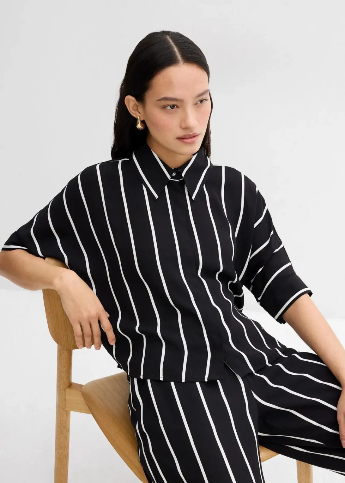 bonprix Bekleidung·Jacken & Mäntel|Blusen & Tuniken^Kurzarmbluse aus strukturiertem Crêpe schwarz/wollweiß gestreift