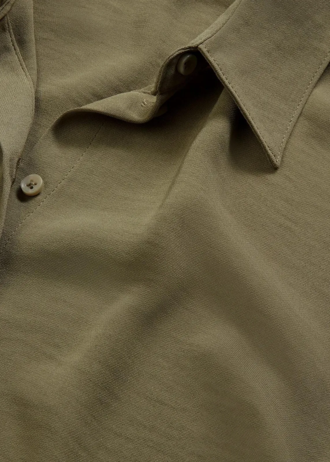 bonprix Blusen & Tuniken|Nachhaltigere Materialien^Kurzarmbluse mit recyceltem Polyester oliv