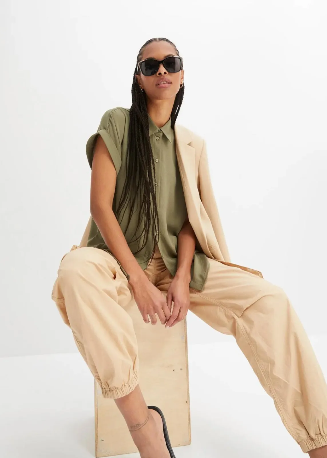 bonprix Blusen & Tuniken|Nachhaltigere Materialien^Kurzarmbluse mit recyceltem Polyester oliv