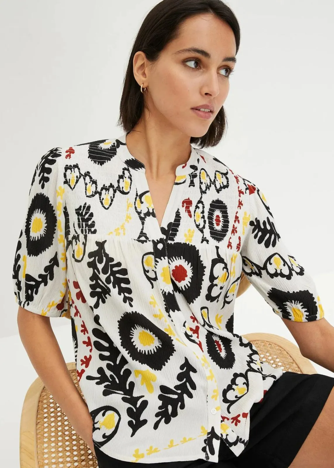 bonprix Bekleidung·Jacken & Mäntel|Blusen & Tuniken^Kurzarmbluse mit Smockdetail aus strukturierter Viskose wollweiß bedruckt