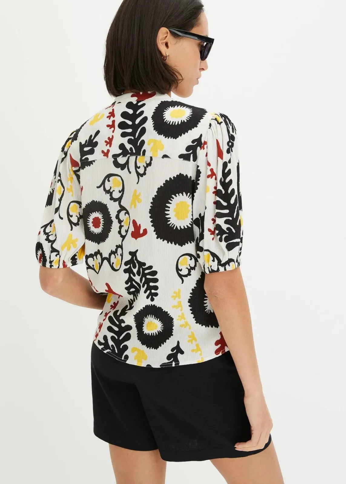 bonprix Bekleidung·Jacken & Mäntel|Blusen & Tuniken^Kurzarmbluse mit Smockdetail aus strukturierter Viskose wollweiß bedruckt