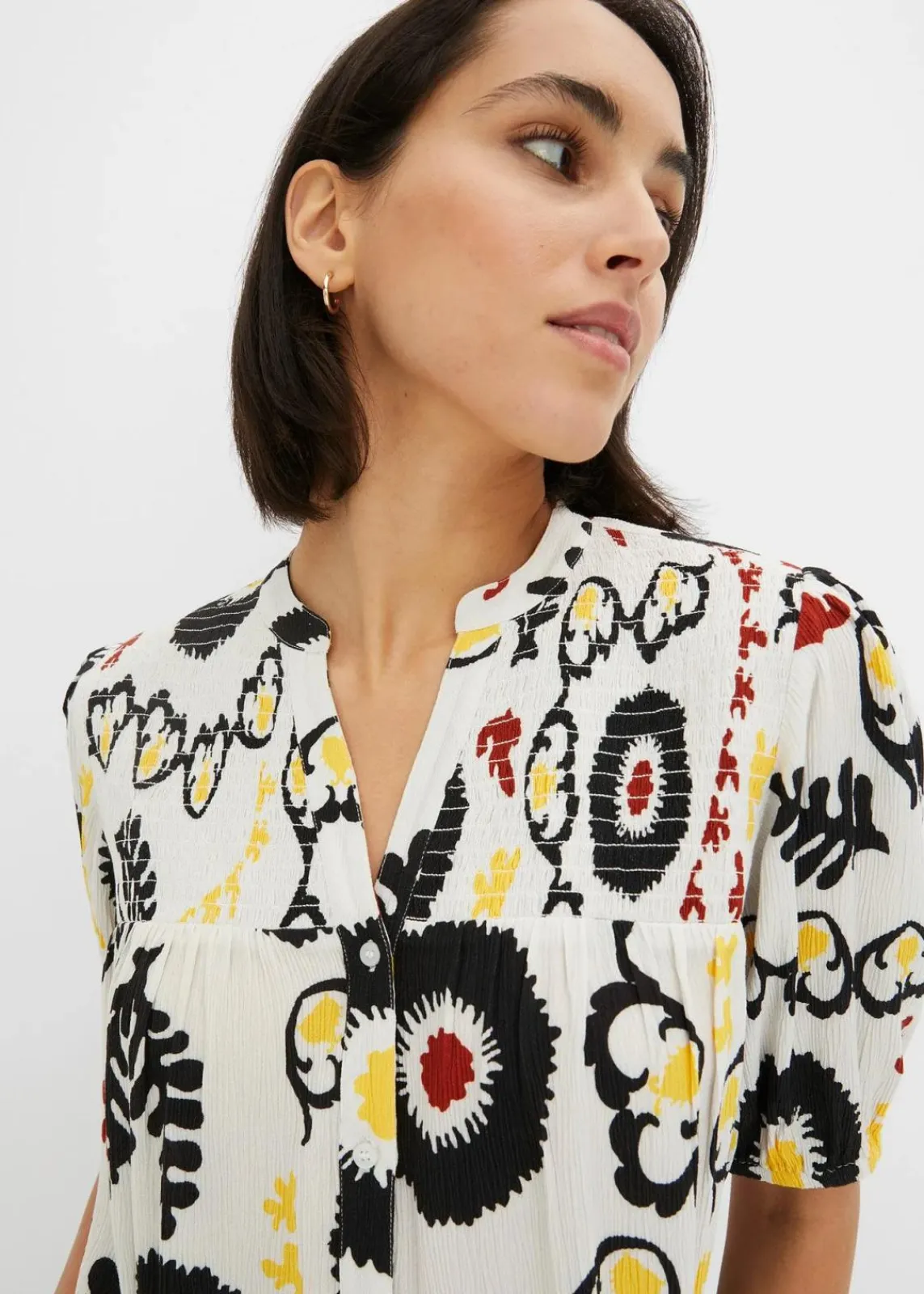 bonprix Bekleidung·Jacken & Mäntel|Blusen & Tuniken^Kurzarmbluse mit Smockdetail aus strukturierter Viskose wollweiß bedruckt