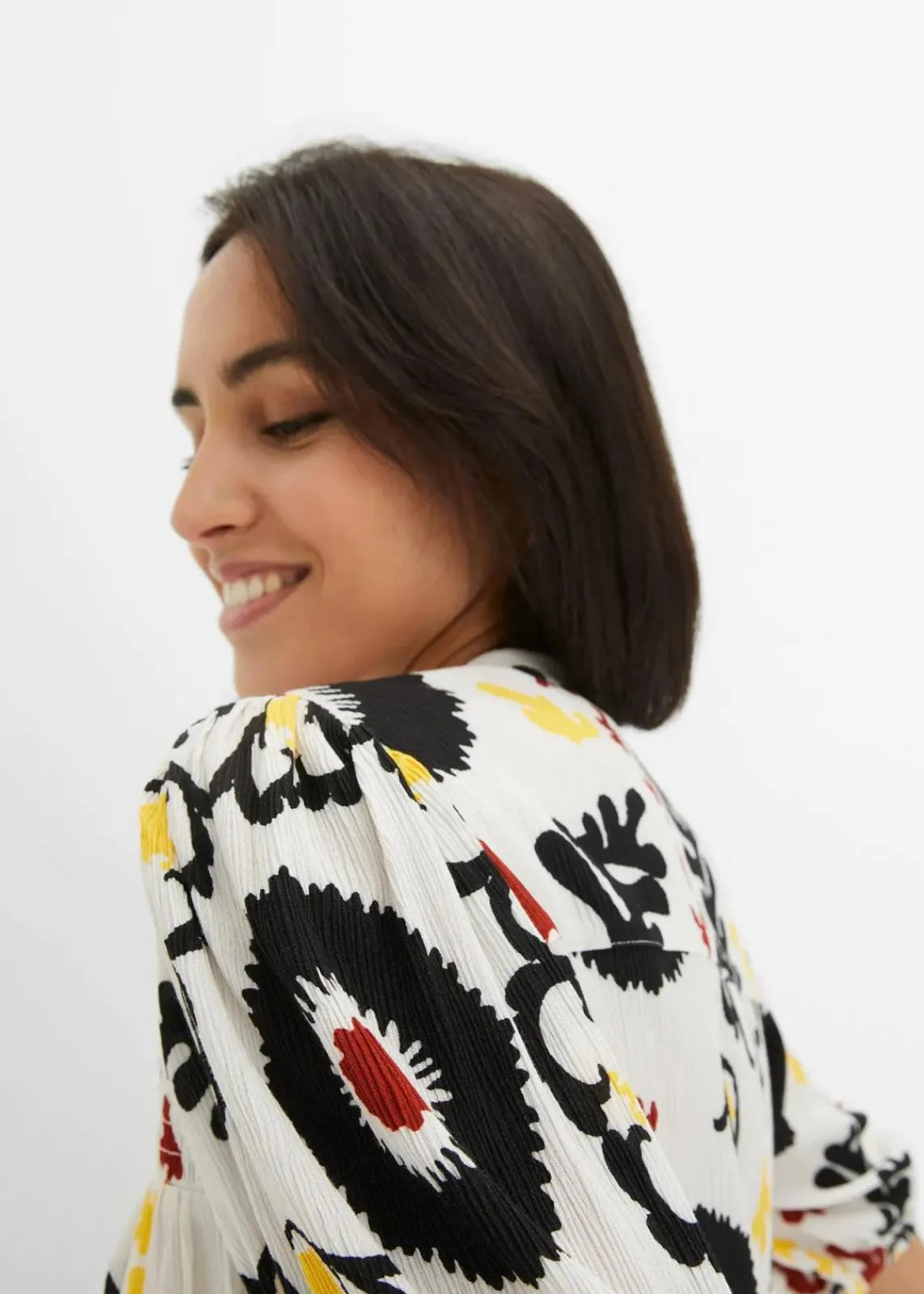 bonprix Bekleidung·Jacken & Mäntel|Blusen & Tuniken^Kurzarmbluse mit Smockdetail aus strukturierter Viskose wollweiß bedruckt