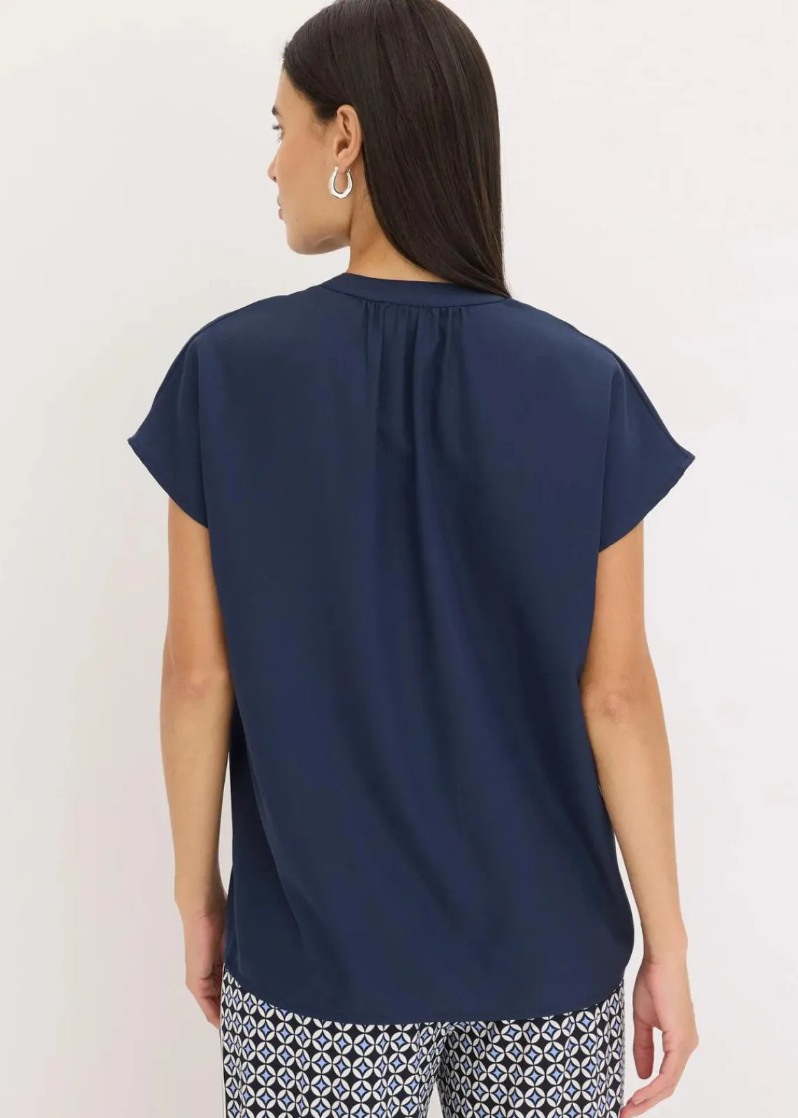 bonprix Blusen & Tuniken|Bekleidung·Jacken & Mäntel^Kurzarmbluse mit verdeckter Knopfleiste dunkelblau
