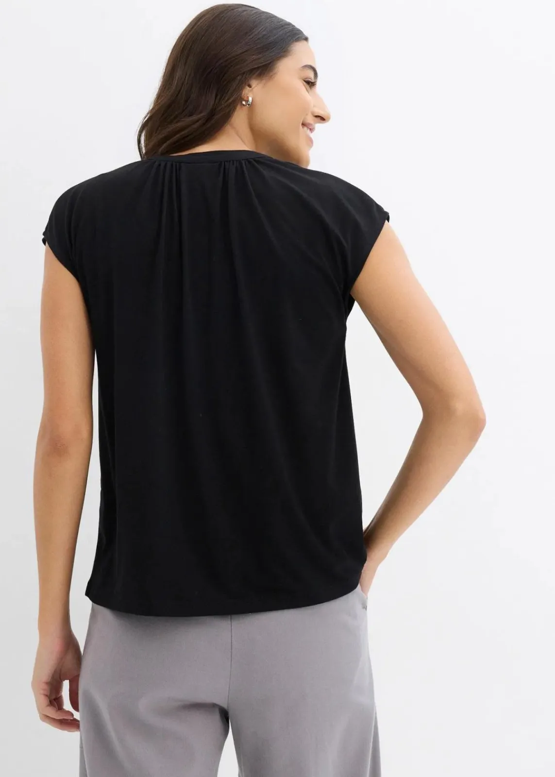 bonprix Shirts & Tops|Nachhaltigere Materialien^Kurzarmshirt mit Henley-Ausschnitt aus Viskosemix schwarz