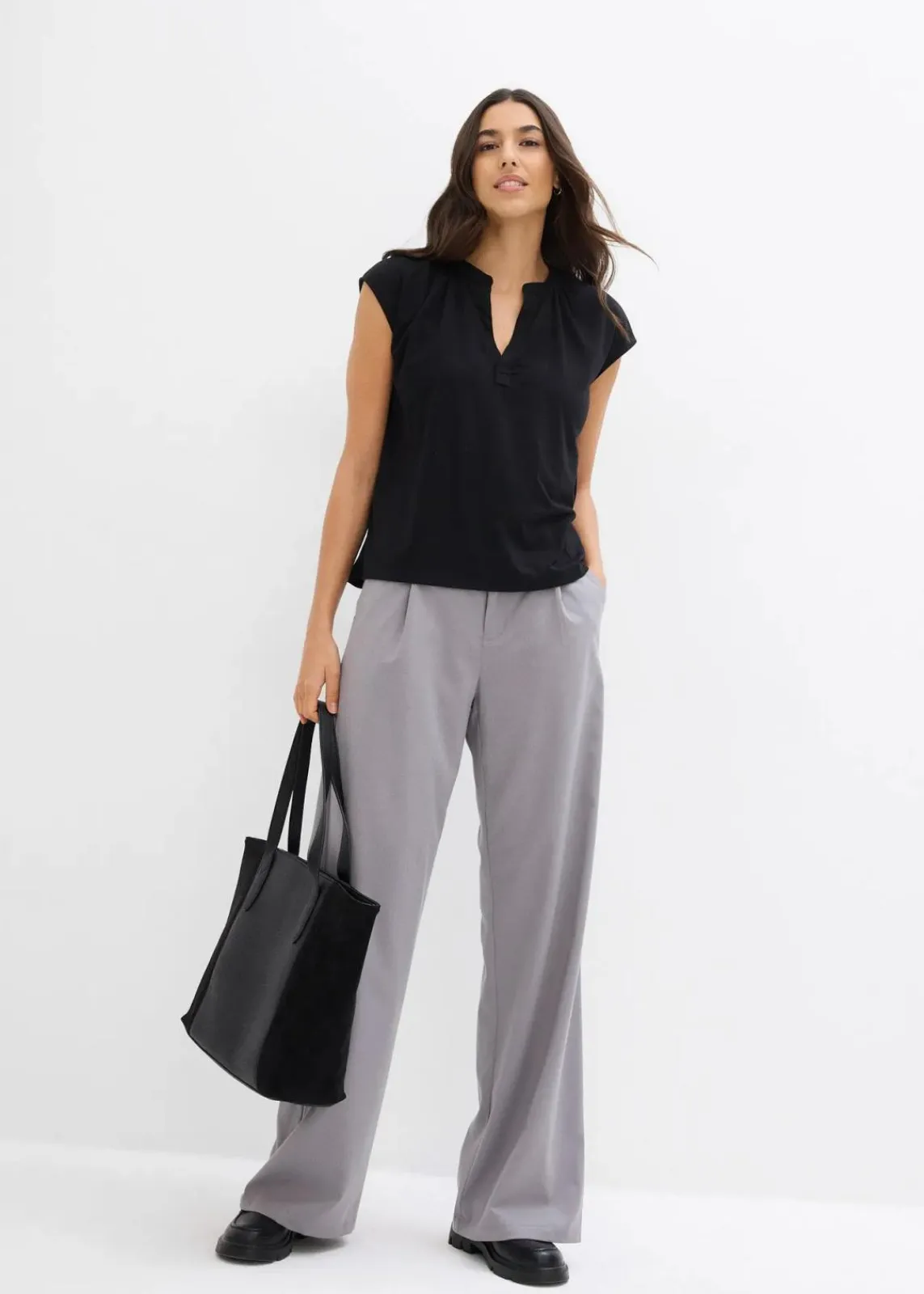 bonprix Shirts & Tops|Nachhaltigere Materialien^Kurzarmshirt mit Henley-Ausschnitt aus Viskosemix schwarz