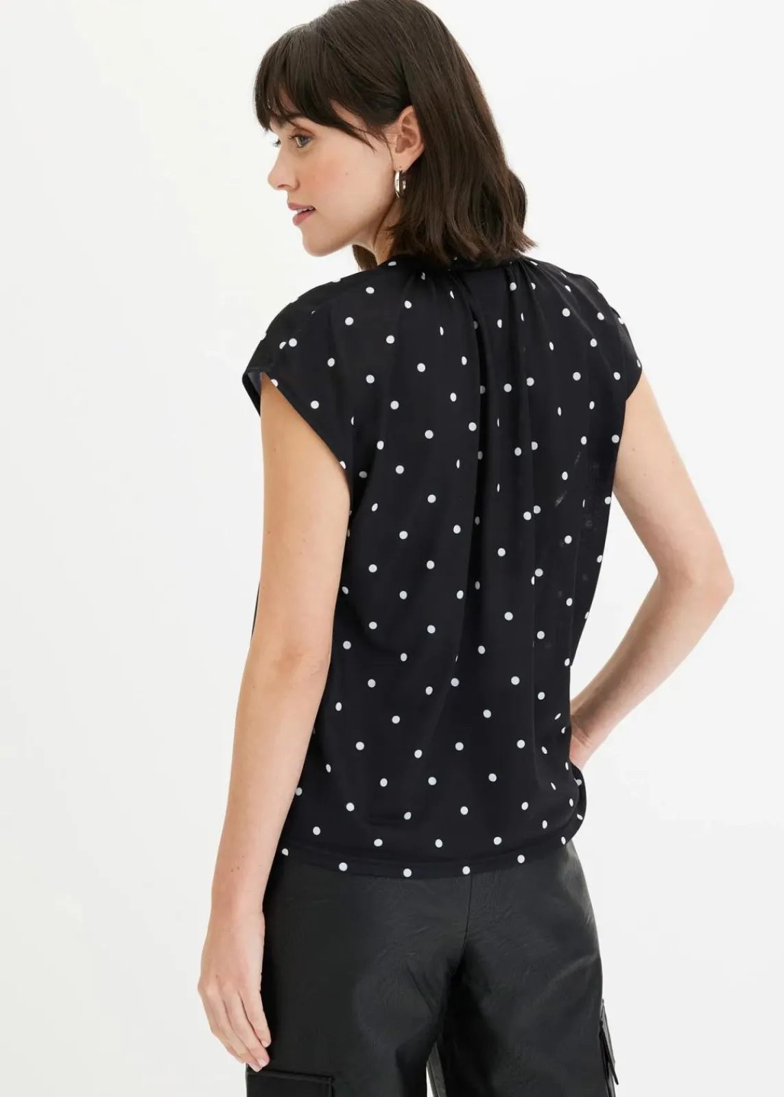 bonprix Nachhaltigere Materialien|Shirts & Tops^Kurzarmshirt mit Henley-Ausschnitt aus Viskosemix schwarz/weiß gepunktet