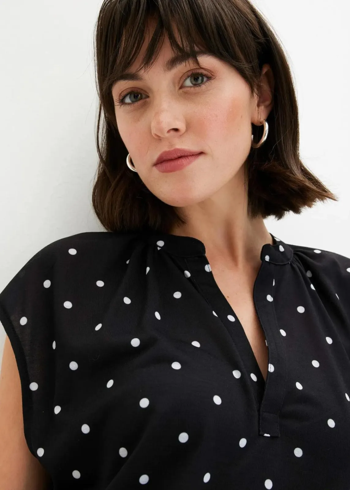 bonprix Nachhaltigere Materialien|Shirts & Tops^Kurzarmshirt mit Henley-Ausschnitt aus Viskosemix schwarz/weiß gepunktet