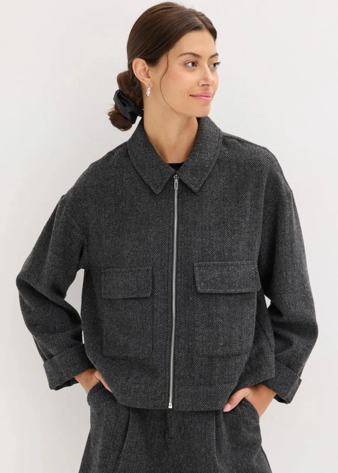 bonprix Bekleidung·Hosen|Jacken & Mäntel^Kurze Jacke anthrazit meliert
