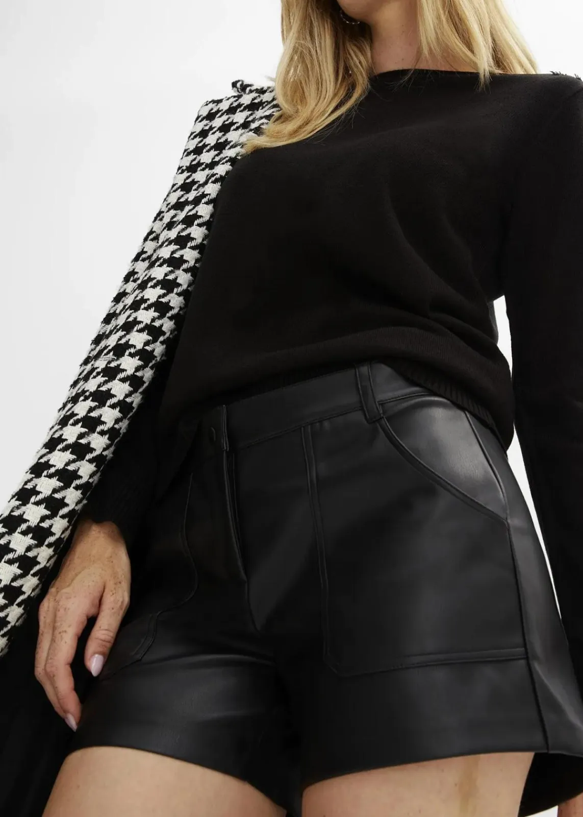 bonprix Bekleidung·Kleider|Bekleidung·Outdoorbekleidung^Kurze Lederimitat-Shorts schwarz